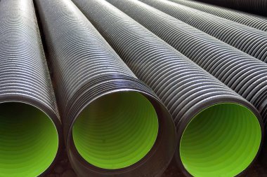 Drenaj için büyük oluklu PVC borular. Döşeme için hazırlanan büyük çaplı oluklu su boruları.