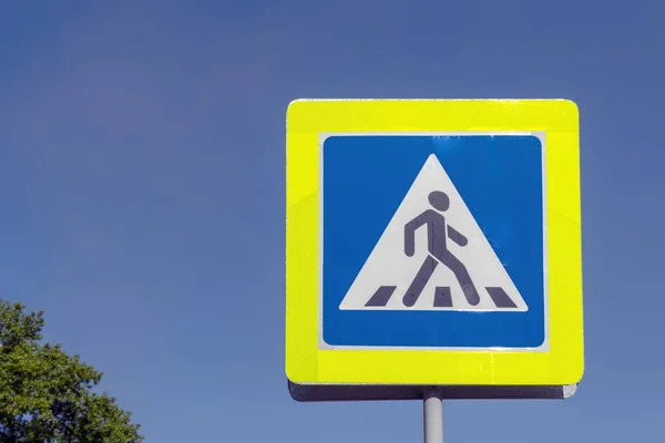Pedestrian crossing road sign against a blue sky. — Stock Photo, Image