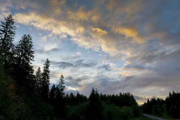 Pôr do sol na borda da floresta nas Montanhas Urais no outono . — Fotografia de Stock