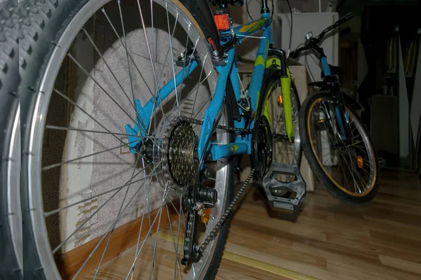 Biciclette per bambini in camera. Due biciclette contro il muro nel corridoio . — Foto Stock