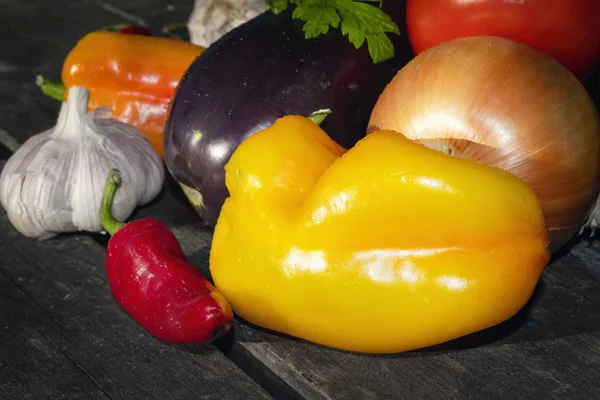Eski ahşap bir masanın arka planında taze organik sebzeler.. — Stok fotoğraf