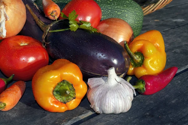 Eski ahşap bir masanın arka planında taze organik sebzeler.. — Stok fotoğraf