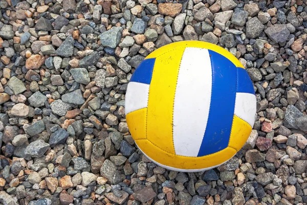 Leder mehrfarbigen Volleyball auf einem Kieselstrand Hintergrund Nahaufnahme. — Stockfoto