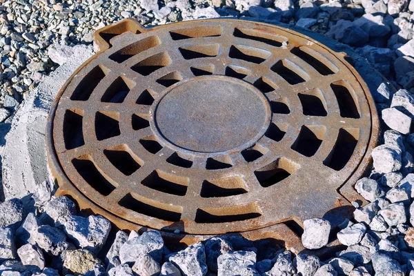 공원에서 폭풍 하수 시스템의 주철 맨홀. — 스톡 사진