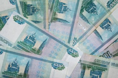 Rus banknotları yakın plan. Rus parasının arka planı. Rus banknotları 1000 rubleden oluşuyor..
