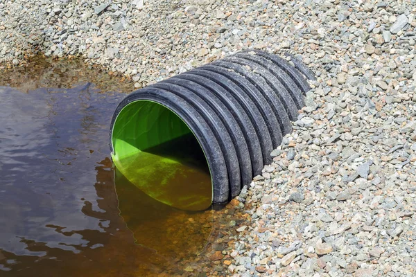 Storm sewage plastic pipe of large diameter. The drainage pipe close-up view. — Stock Photo, Image