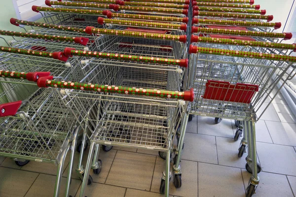 Leere Einkaufswagen in einem Supermarkt Nahaufnahme. — Stockfoto