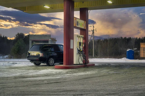 Gasolinera. Bomba de gasolina en gasolinera. Llenar la columna con diferentes combustibles en la gasolinera . — Foto de Stock