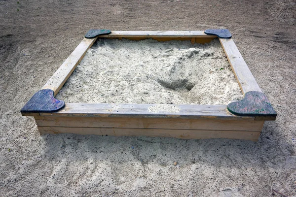 Sandbox vuoto sul parco giochi per bambini primo piano . — Foto Stock