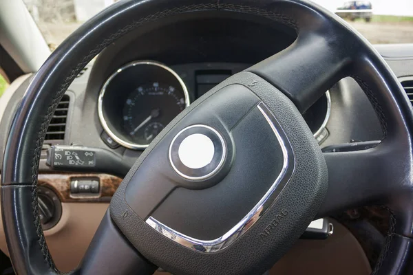 Stuurwiel van een personenauto close-up. Uitzicht op het interieur van een moderne auto met het dashboard. — Stockfoto