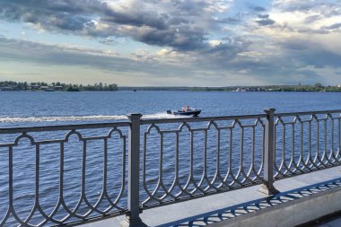 Rusya 'nın Nizhny Tagil seti manzaralı harika bir yaz manzarası..