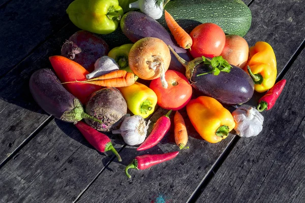 Świeże organiczne warzywa na tle starego drewnianego stołu. — Zdjęcie stockowe