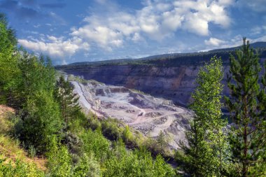Güneşli yaz gününde Büyük Dolomitik Taş Ocağı manzarası, Nizhny Tagil, Rusya