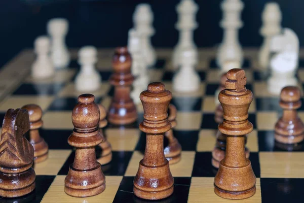 Tablero de ajedrez con piezas de primer plano. Primer plano de piezas de ajedrez en el tablero . — Foto de Stock
