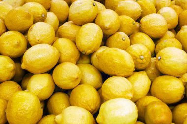 Süpermarket tezgahında taze sarı limonlar. Yakın çekim..