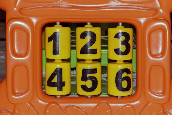 Ett fragment av ett spelkomplex för barn med siffror. — Stockfoto