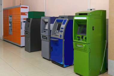 Bir alışveriş merkezinde ATM kuyrukları.