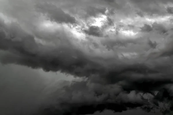 Schwere Gewitterwolken vor Hurrikan-Start. — Stockfoto