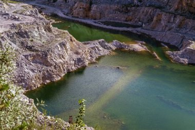 Güneşli yaz gününde Büyük Dolomitik Taş Ocağı manzarası, Nizhny Tagil, Rusya