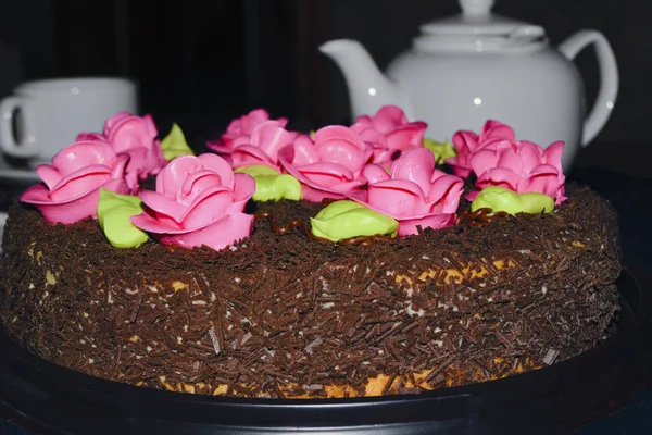 Celebratory cake en thee set op een tafel op een donkere achtergrond close-up. — Stockfoto