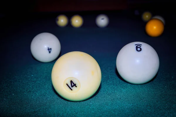 Bilardo Masasını Kapatın Bilardo Oynuyorum Yeşil Bilardo Masasında Bilardo Topları — Stok fotoğraf