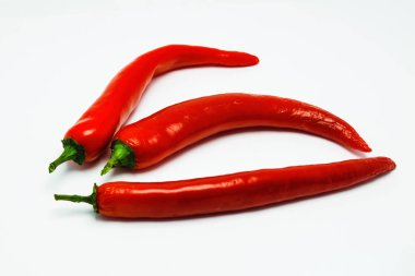 Kırmızı biberler beyaz arkaplanda izole edilmiş..