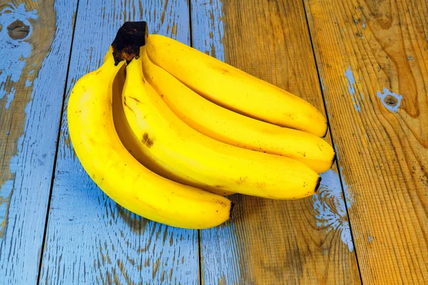 Ένα Μάτσο Ώριμες Κίτρινες Μπανάνες Φόντο Παλιού Ξύλινου Τραπεζιού — Φωτογραφία Αρχείου