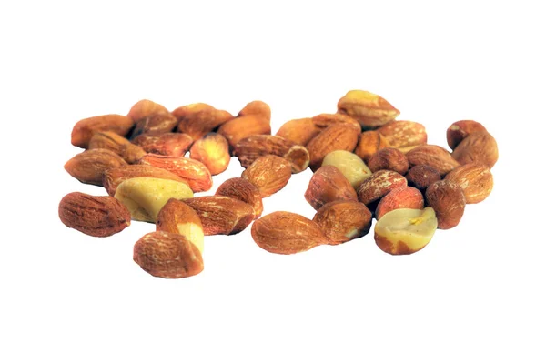 Uma Pilha Amendoins Secos Inteiros Espalhamento Amendoim Isolado Fundo Branco — Fotografia de Stock