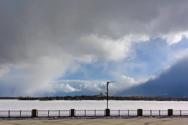 물가에서 바라보는 얼어붙은 연못의 Nizhny Tagil Sverdlovsk Region Russia — 스톡 사진