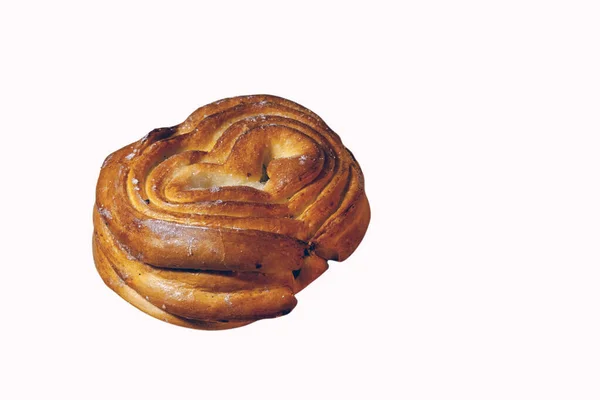Beyaz arka planda kıtır kıtır olmuş taze pişmiş bir çörek..
