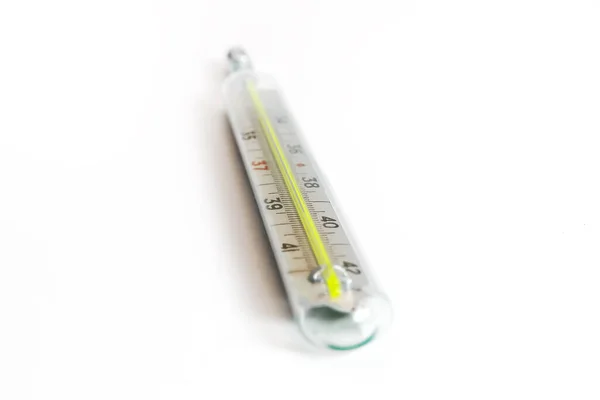 Termometr Medyczny Pokazujący Zbliżenie Wysokiej Temperaturze Białym Tle — Zdjęcie stockowe