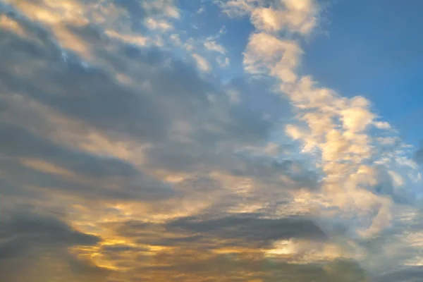 Ανοιξιάτικο Απογευματινό Ουρανό Στα Γραφικά Σύννεφα Φωτίζονται Από Τις Ακτίνες — Φωτογραφία Αρχείου