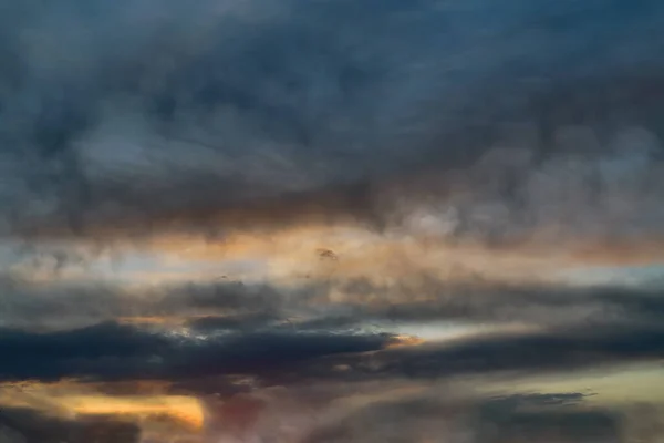 Весеннее Вечернее Небо Живописных Облаках Освещенных Лучами Заходящего Солнца — стоковое фото