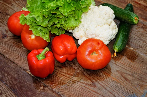 Świeże Warzywa Pokryte Kroplami Papryki Wodnej Kalafiora Sałaty Ogórków Pomidora — Zdjęcie stockowe