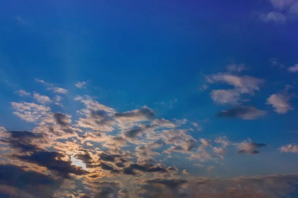 Ανοιξιάτικο Απογευματινό Ουρανό Στα Γραφικά Σύννεφα Φωτίζονται Από Τις Ακτίνες — Φωτογραφία Αρχείου