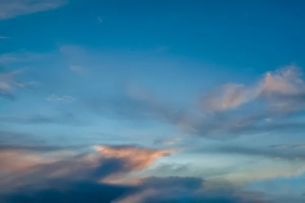 Cielo Serale Primaverile Tra Pittoresche Nuvole Illuminato Dai Raggi Del — Foto Stock