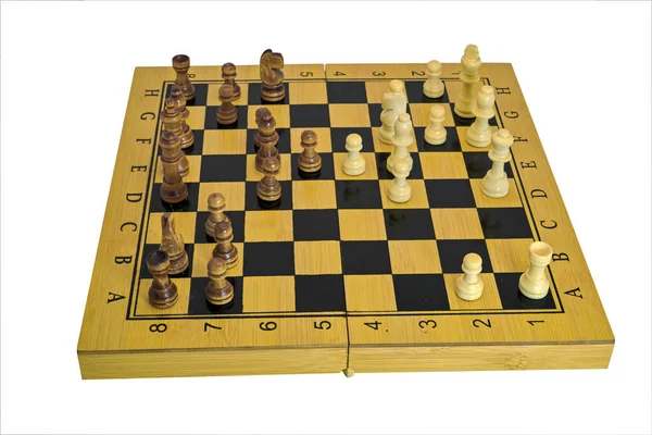 Šachové Figurky Stojí Dřevěné Desce Zblízka Izolované Bílém Pozadí — Stock fotografie