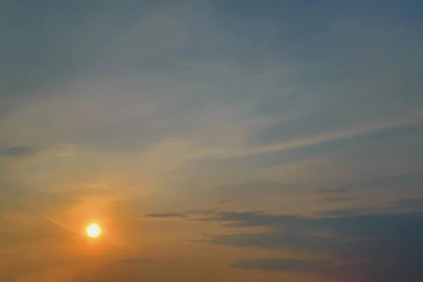 Cielo Serale Primaverile Tra Pittoresche Nuvole Illuminato Dai Raggi Del — Foto Stock