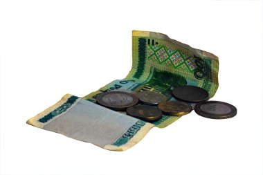 Belarus 'un banknotu ve birkaç Rus sikkesi yakın plan beyaz bir arkaplanda izole edilmiş..