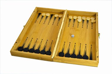 Tavla oyunu. Tavla tahtası beyaz arka planda izole edildi.