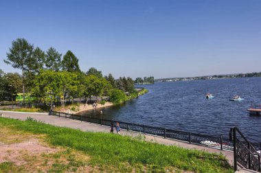 Rusya 'nın Nizhny Tagil göletine bakan harika bir yaz manzarası..