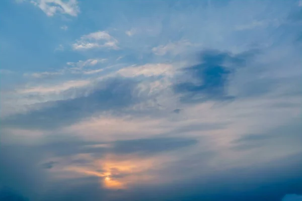 Cielo Serale Primaverile Tra Pittoresche Nuvole Illuminato Dai Raggi Del — Foto Stock