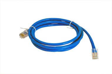 Bükülmüş çift yama kablosu mavi ağ internet kablosu beyaz arkaplan üzerinde izole. Üst görünüm.