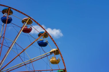 Mavi gökyüzünün arka planında dönme dolap parçası. Dönme dolaba sahip soyut arkaplan.