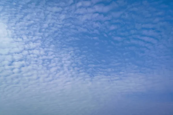 Nubes Blancas Esponjosas Cielo Azul Cielo Azul Verano Con Nubes — Foto de Stock