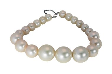 Güzel kremalı inci kolye yakın plan beyaz bir arka planda izole edilmiş..