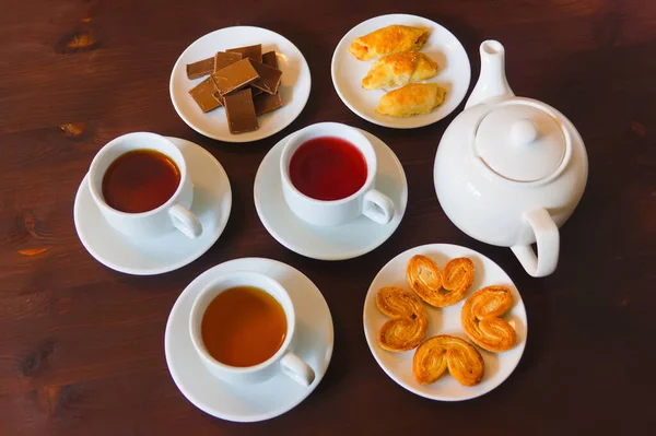Teekanne Aus Weißem Porzellan Teetassen Mit Tee Und Süßigkeiten Auf — Stockfoto