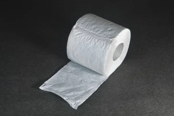 Roll Van Zacht Toiletpapier Donkere Achtergrond — Stockfoto