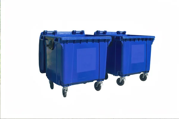 Mavi plastik çöp kutuları geri dönüşüm kutuları. Çöpte çöp toplamak için mavi konteynırlar.