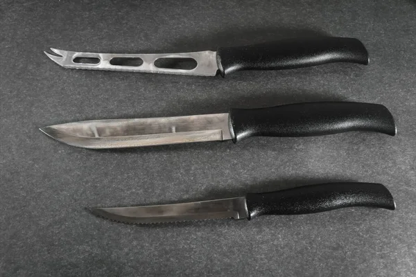 Набір Нових Гострих Кулінарних Ножів Чорною Ручкою Чорному Тлі — стокове фото